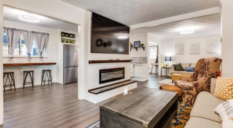 Vacation home with jacuzzi | Dogs allowed in Irving, TX