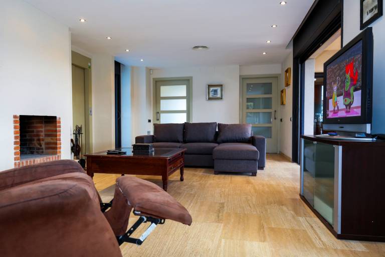 Family-oriented villa with barbecue, yard & private pool | Pets are welcome — photo 5