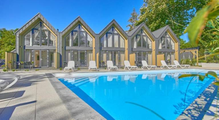 Vacation home with terrace, garden & private pool in Rewal