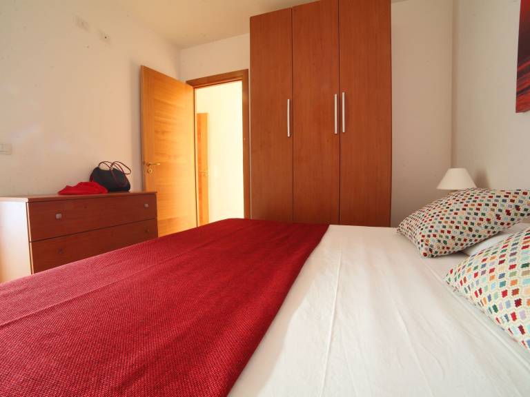 Rental apartment with barbeque & yard — photo 5