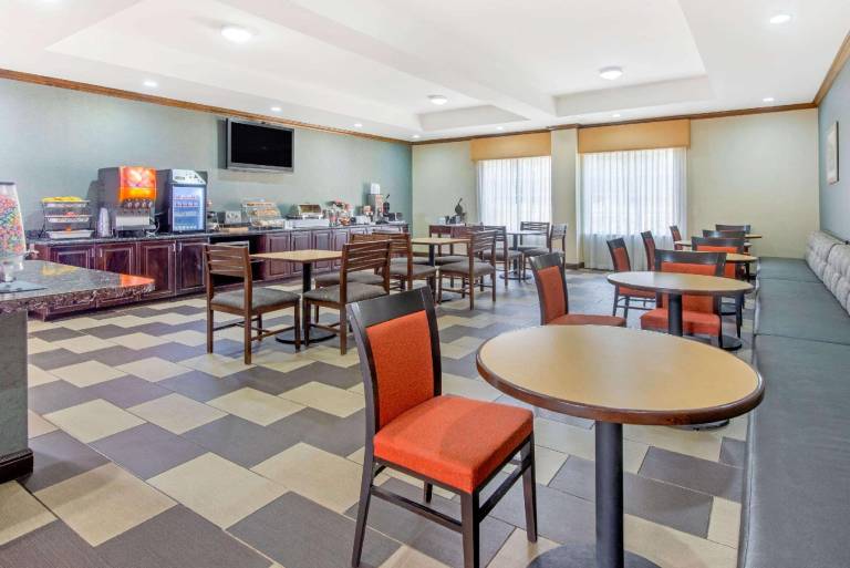 La Quinta Inn & Suites by Wyndham Glen Rose — photo 5