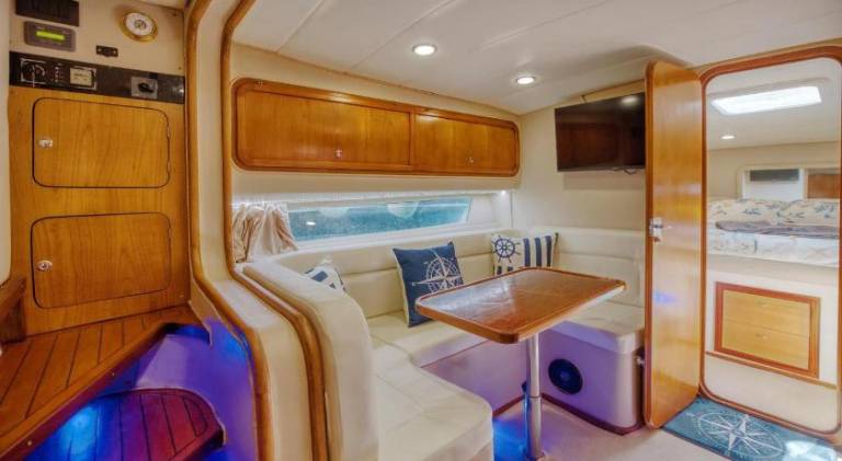 Vacation home with jacuzzi, barbeque & yard — photo 2