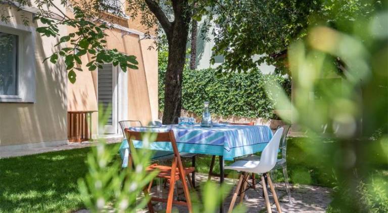 Charming holiday apartment with yard | Pets allowed in Tenno