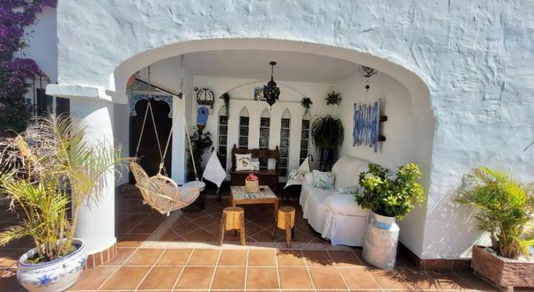 House with yard, patio & private pool — photo 4