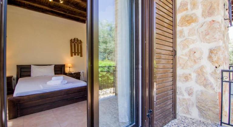 Beautiful villa with patio & yard | Pets are welcome — photo 2