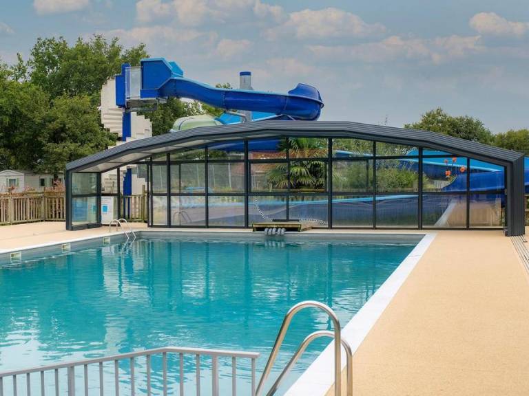 Family-oriented mobile home with heated pool & terrace | Pets allowed — photo 3