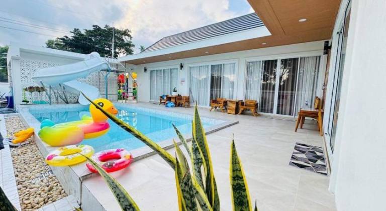 Villa with hot tub & pool in Khanom