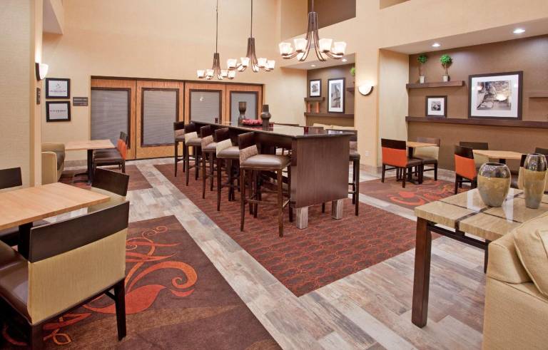 Hampton Inn & Suites Dickinson — photo 5