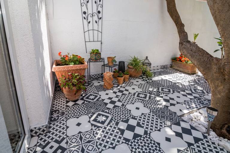Apartment with patio | Garden view — photo 2