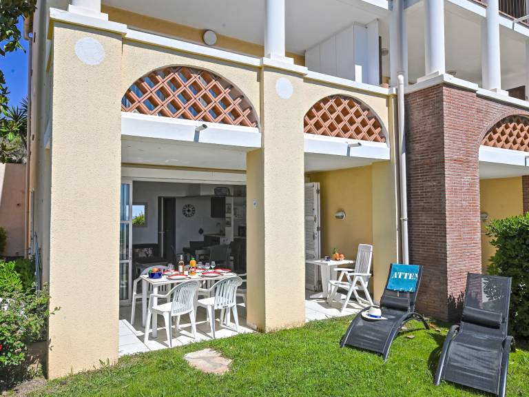 Apartment with pool, yard & terrace | Sea view — photo 2