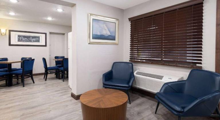 Days Inn & Suites by Wyndham Kokomo — photo 5