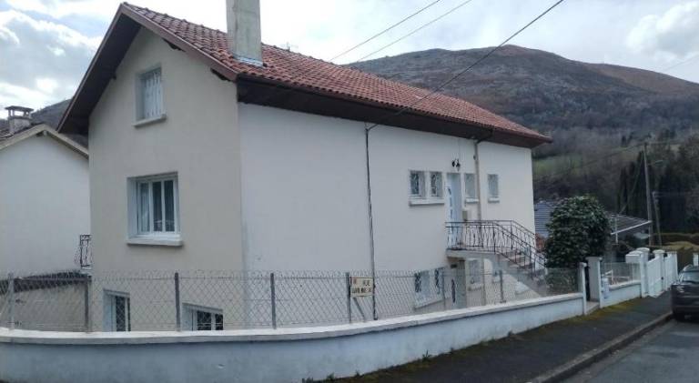 Holiday apartment with 3 rooms for 6 persons in Lourdes