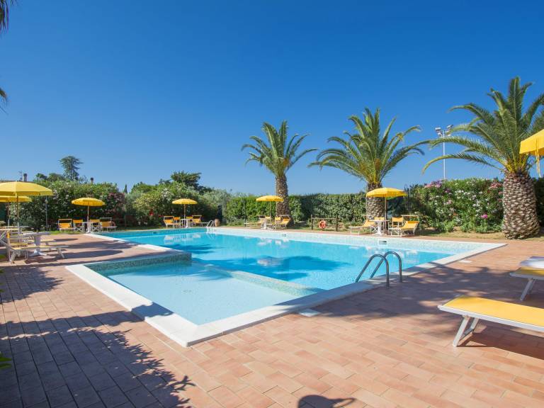 Apartment with pool, yard & barbeque | Pets are welcome — photo 3