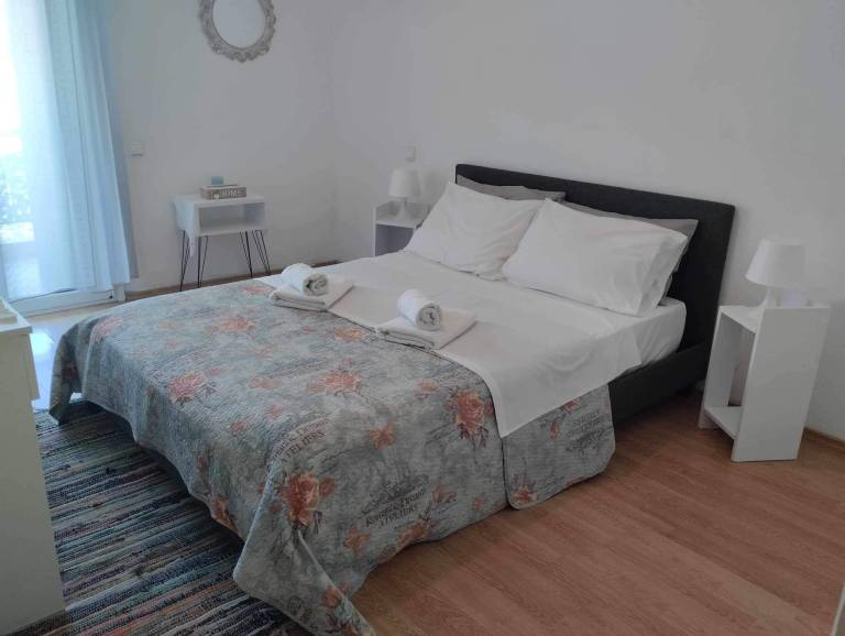 Rental apartment with patio & yard | Beach view in Chania