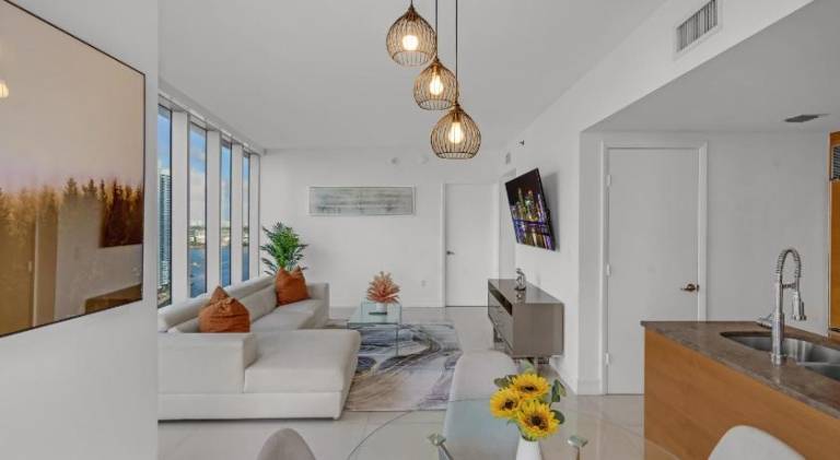 Ample apartment with pool | Close to Bayfront Park | Pet-friendly — photo 2