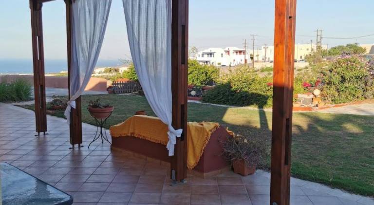 Rental apartment with garden, terrace & pool | Perfect for remote work | Pets allowed in Santorini