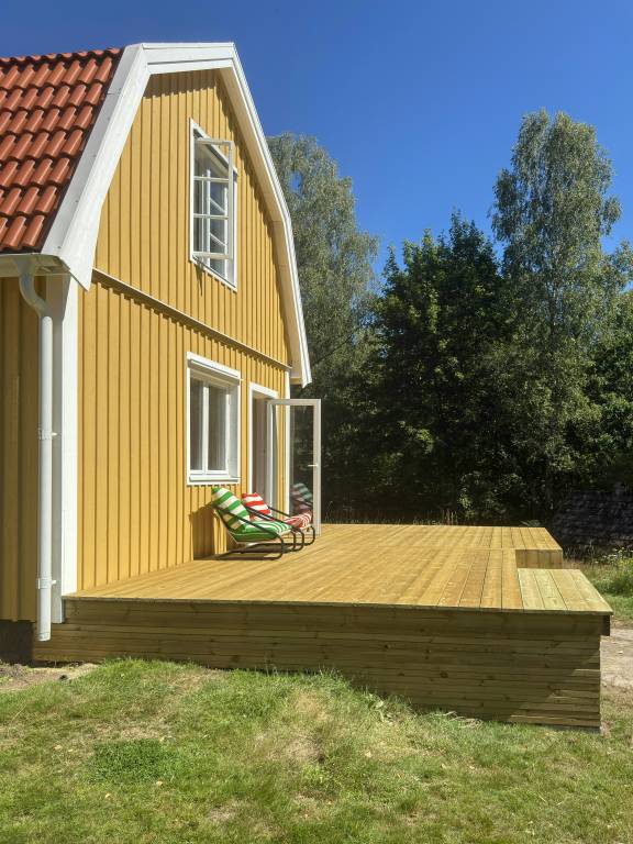 Classic Swedish wooden house near sea and forest — photo 3