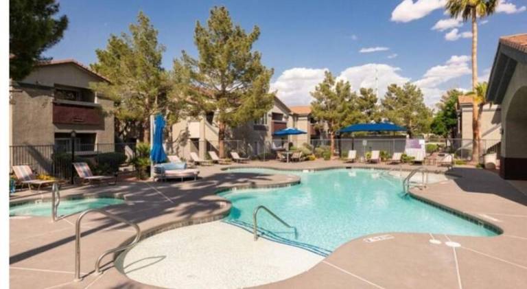 Apartment with jacuzzi & pool | Pets allowed — photo 2