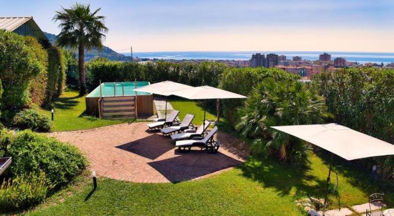 Villa with pool — photo 4