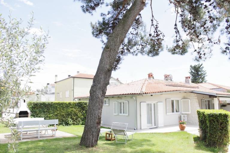 House with terrace, garden & BBQ | Sea view in Umag