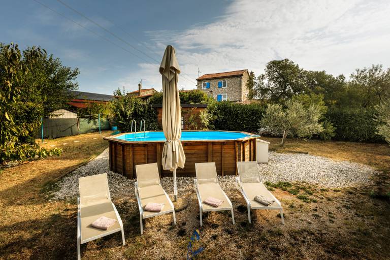 Fully equipped villa with BBQ, hot tub & yard | Pool view | Pets are welcome — photo 2