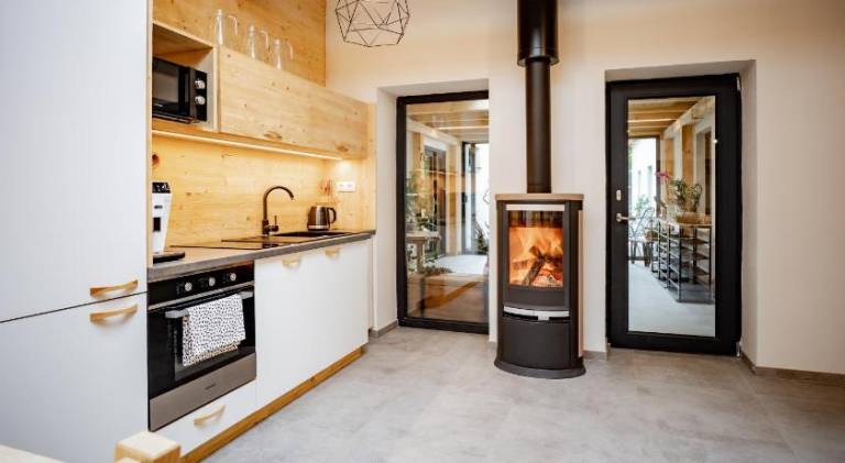 Lovely serviced apartment with terrace, jacuzzi & yard | Pets are welcome — photo 2