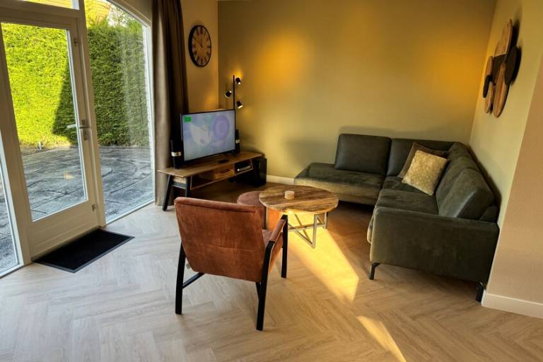 Villa with heated pool & yard — photo 4