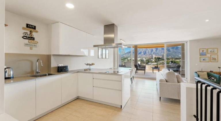 Serviced apartment with terrace, pool & yard — photo 4
