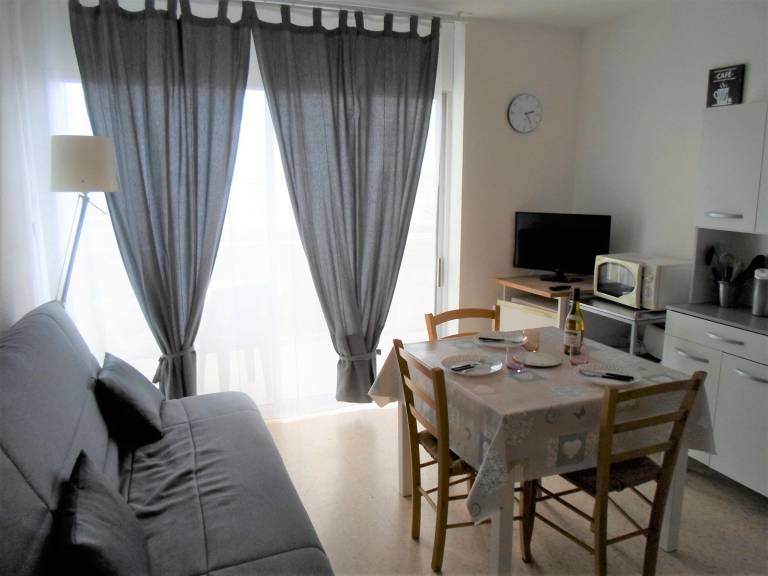 Apartment with Balcony 5 min from Spa - Pets allowed — photo 5