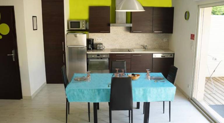 Apartment with pool, yard & terrace — photo 5