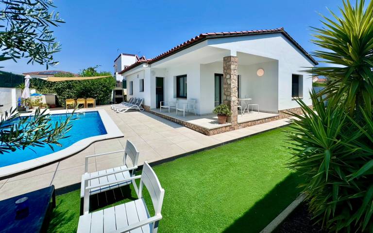 Villa with grill, private pool & yard — photo 2