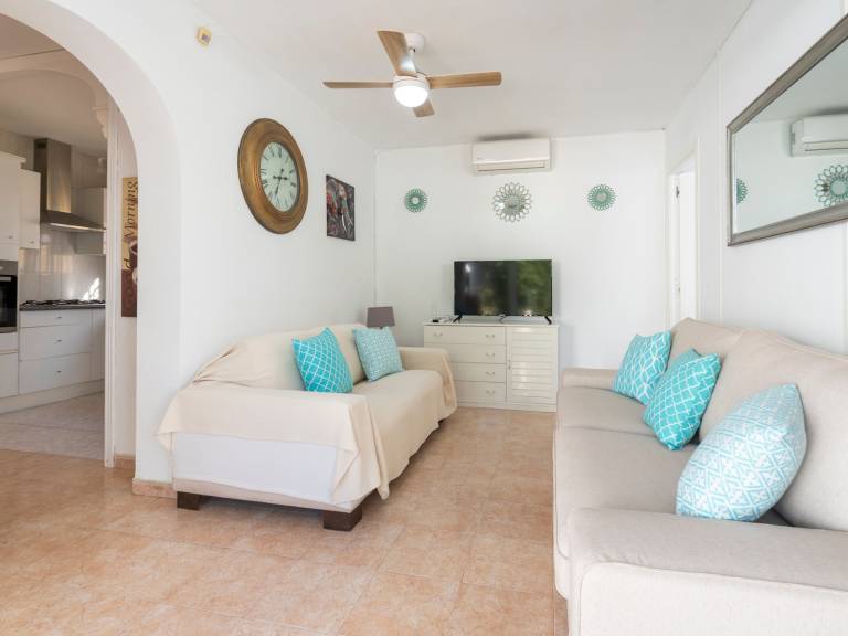 Fully equipped spacious vacation home with yard, patio & BBQ | Mountain view | Pet-friendly — photo 4