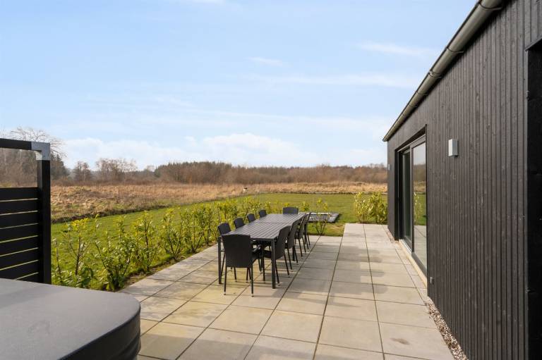 House with sauna, BBQ & patio | Lake view — photo 2