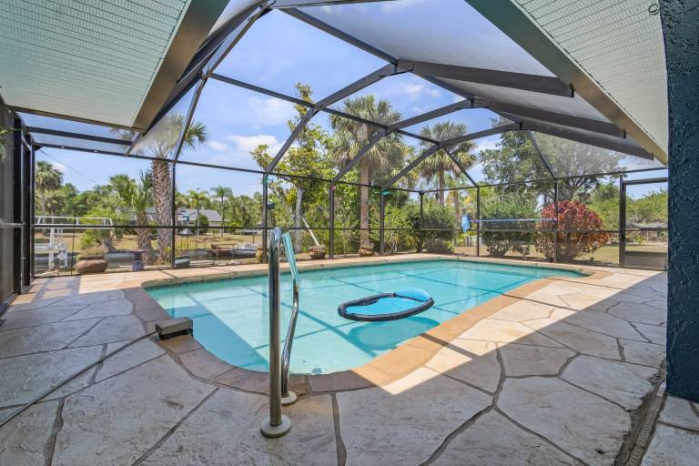 Vacation home with private pool & BBQ | Water view — photo 4