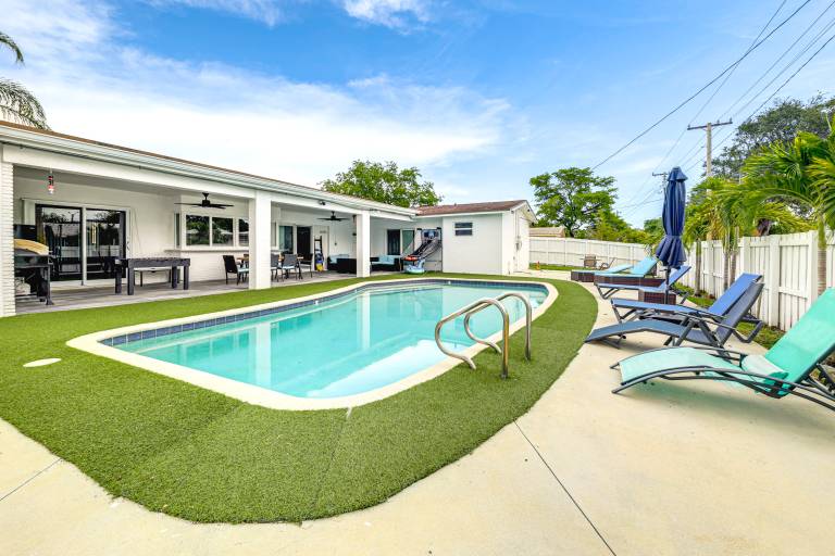 Outdoor Oasis w Games Sleek Hollywood Home