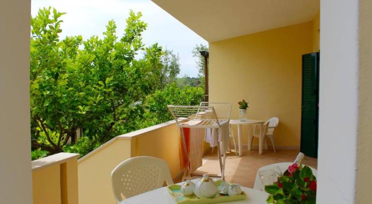 Serviced apartment with grill, pool & yard — photo 3