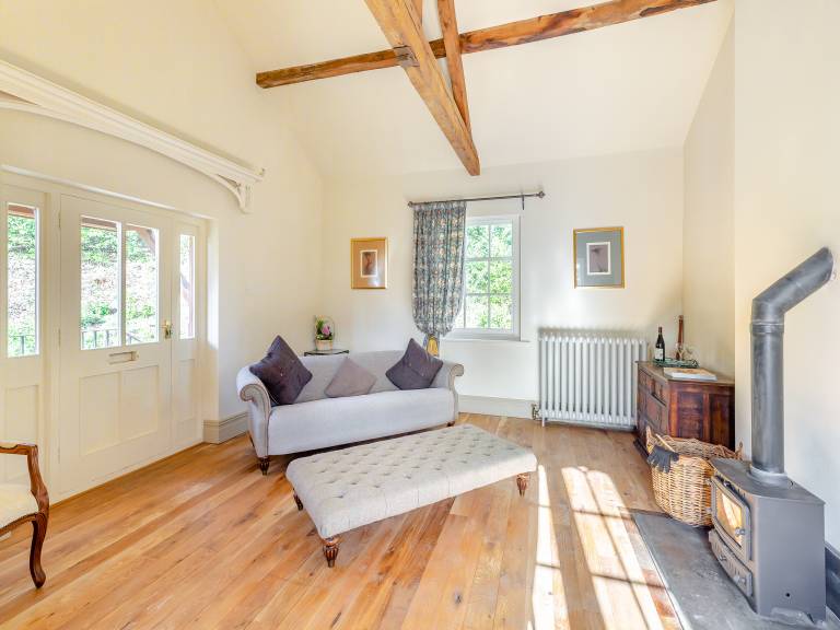 Cottage with yard — photo 4