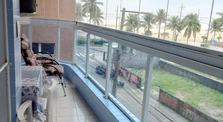 Apto Pe na Areia com Vista Mar, Churrasqueira e Espaco para 8 Pessoas in Praia Grande