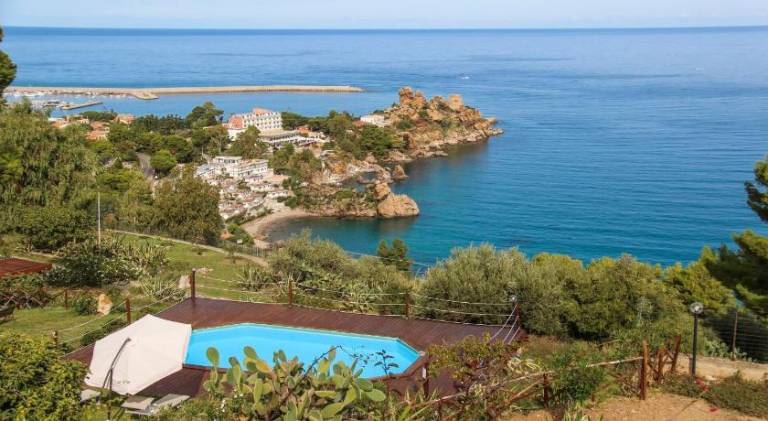 Rental apartment with patio, pool & yard in Cefalù