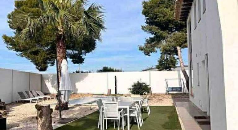 Villa with patio, garden & private pool — photo 3