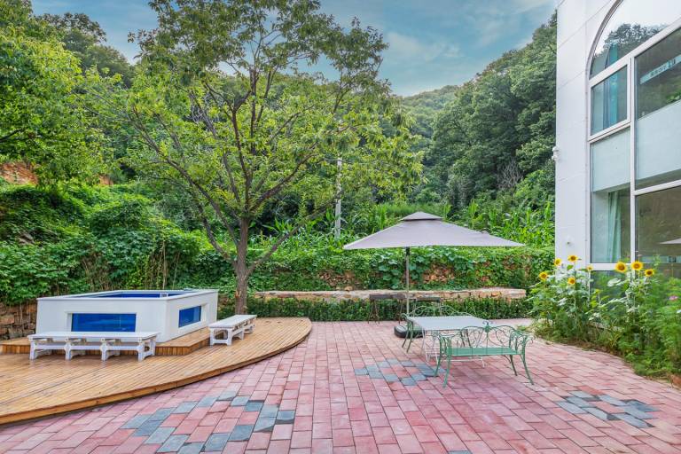 Villa with yard, pool & barbeque | Suitable for remote work | Pets are welcome — photo 5