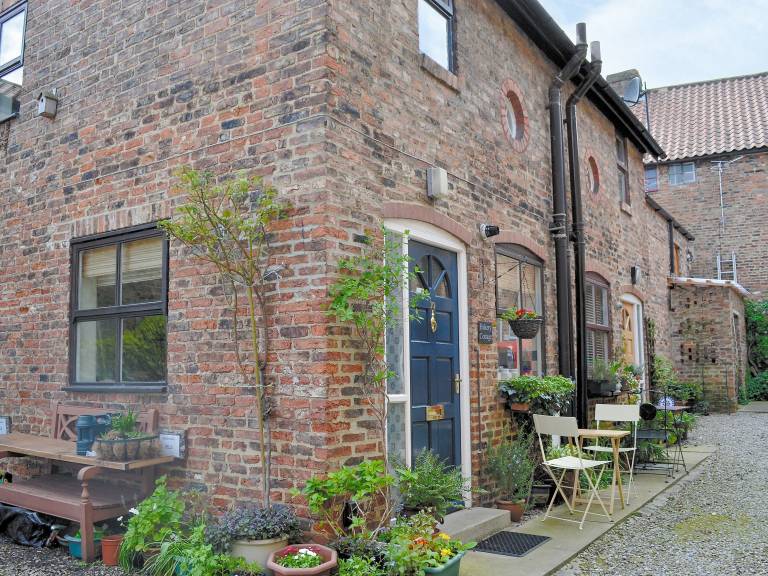 Family-oriented cottage with yard | River view | Pet-friendly in Thirsk