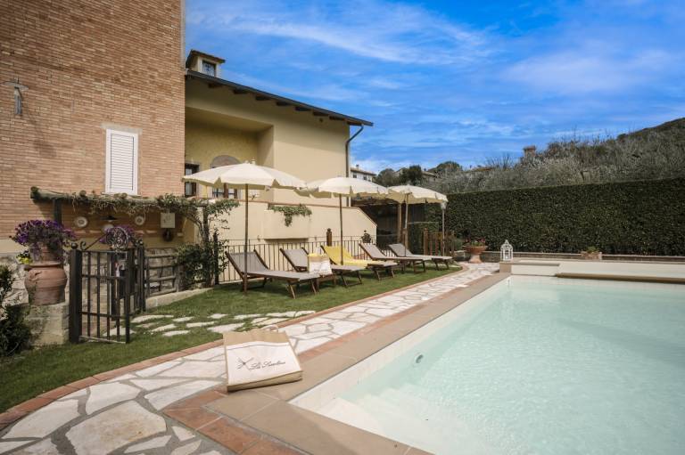 Villa with barbeque, patio & yard — photo 4