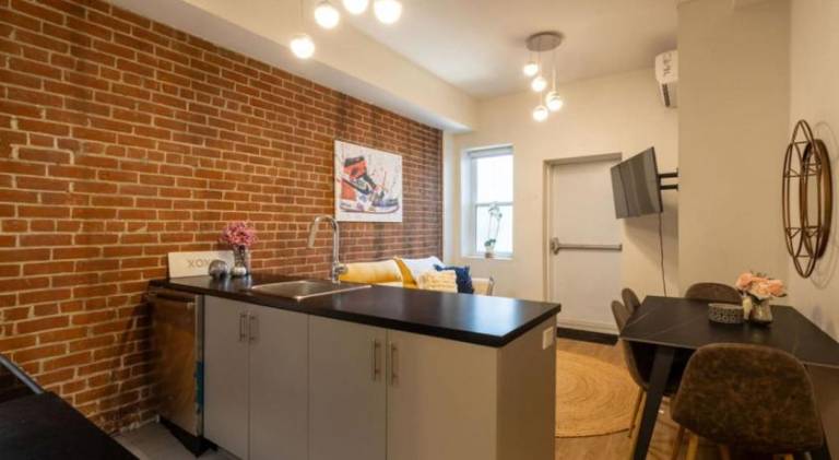 Sleek 2BR in Heart of Downtown Montreal — photo 2