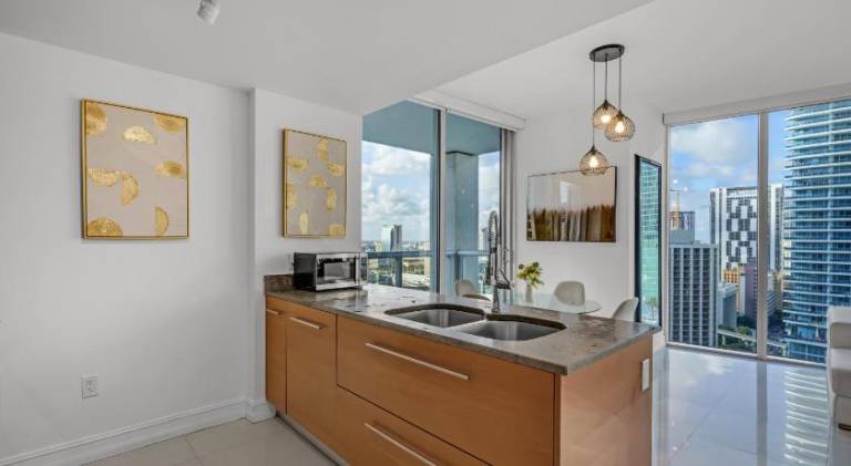 Ample apartment with pool | Close to Bayfront Park | Pet-friendly — photo 4