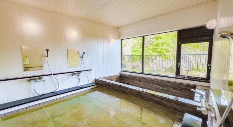 House with jacuzzi — photo 4