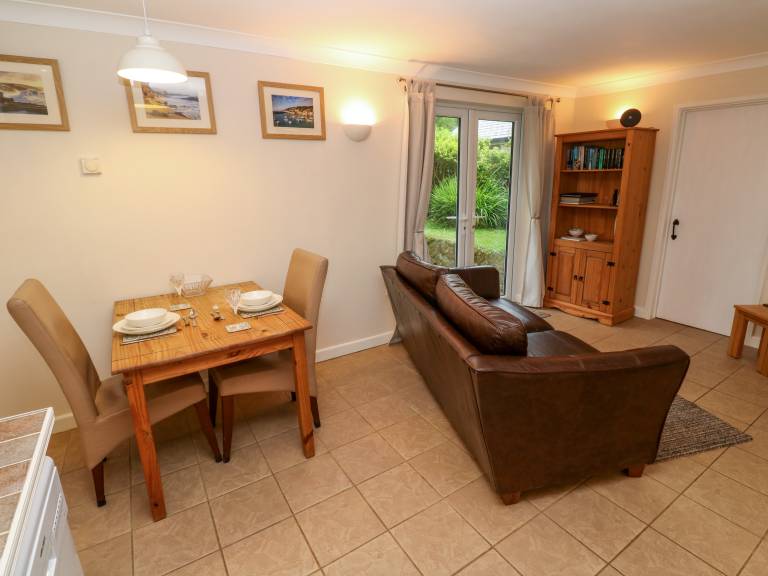 Cottage with garden — photo 4