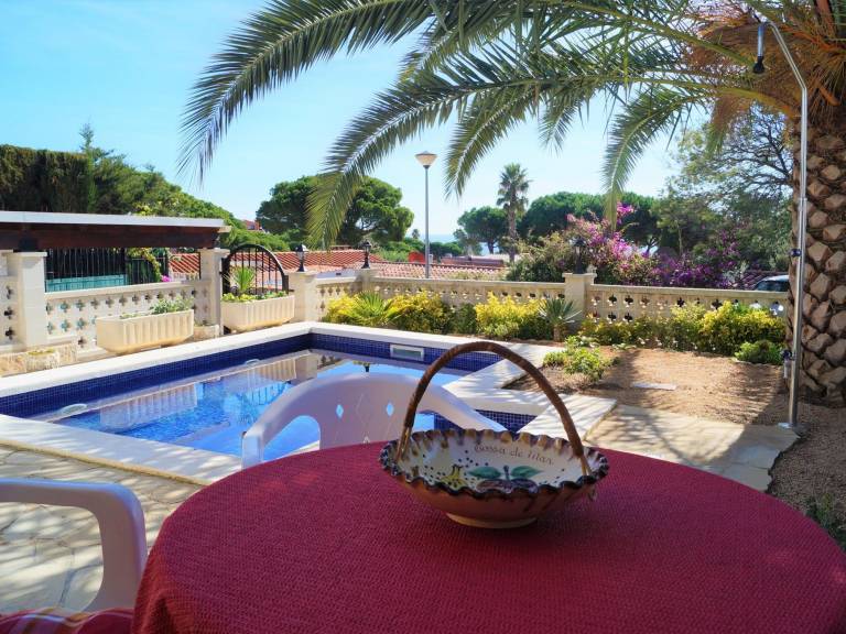 Fully equipped charming villa with yard, patio & private pool | Sea view | Beach nearby | Pet-friendly — photo 5
