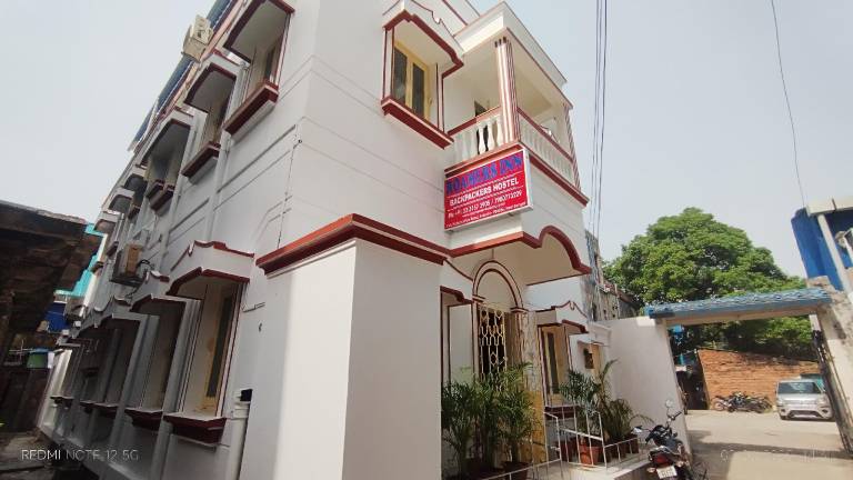 Roamers Inn Backpackers Hostel