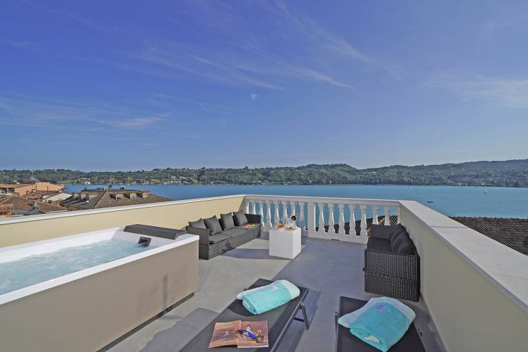 Rental apartment with terrace, yard & hot tub | Garden view in Gardone Riviera